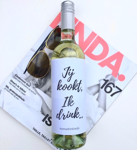 Wijnetiketten van Mama Drinkt Wijn, plak humor op je fles wijn