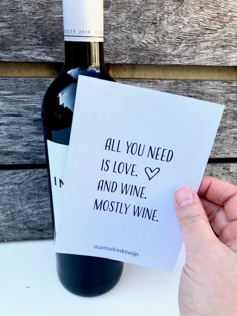 Fles rode wijn met etiket is een super leuk cadeau