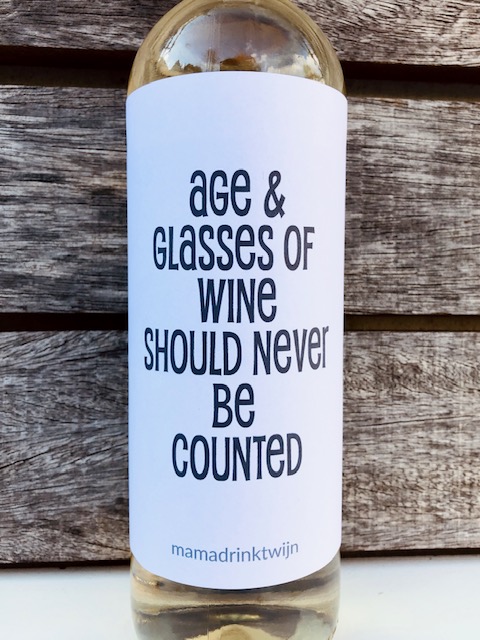 Wijn met etiket; age glasdes