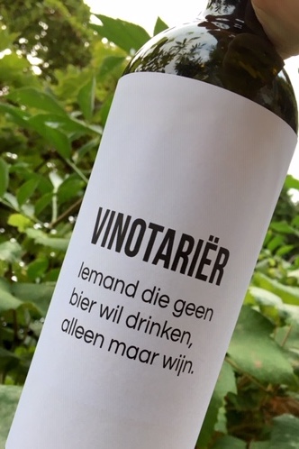 wijnetiket vinotarier op een fles wijn