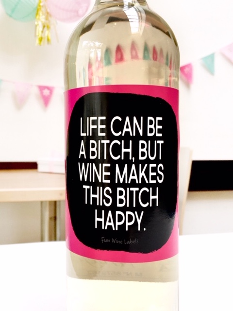 Sticker met quote Life can be a bitch but wine makes this bitch happy