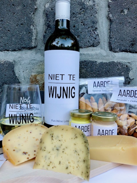 Borrel pakket supreme met wijnglas, hapjes en etiket slockdown