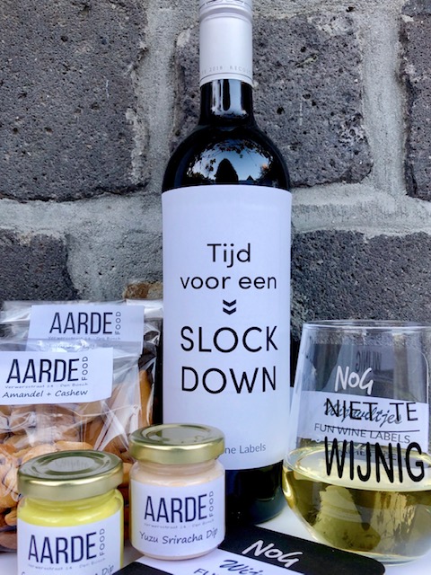 borrelpakket fun met een fles rode wijn en etiket slockdown