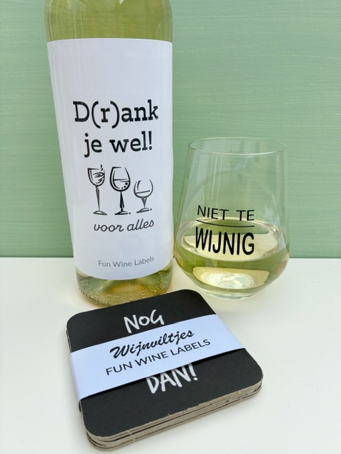 Wijn & Glaspakket bestaat uit een fles wijn naar keuze met een grappig wijnetiket en wijnviltjes met wijnquoten