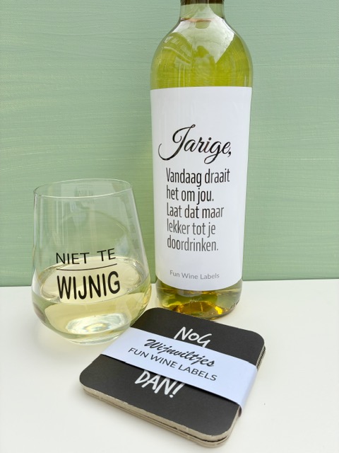 Wijn & Glaspakket bestaat uit een fles wijn naar keuze met een grappig wijnetiket en wijnviltjes met wijnquoten