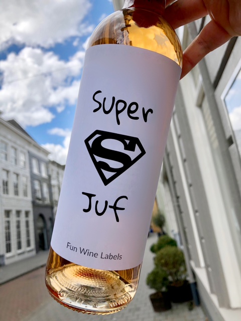 etiket super juf op een fles wijn