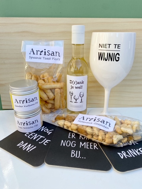 Borrel & Kunststof Glas Wijnboxje bevat een kleine flesje wijn, borrel bites, grappige wijnviltjes én een origineel kunststof wijnglas!