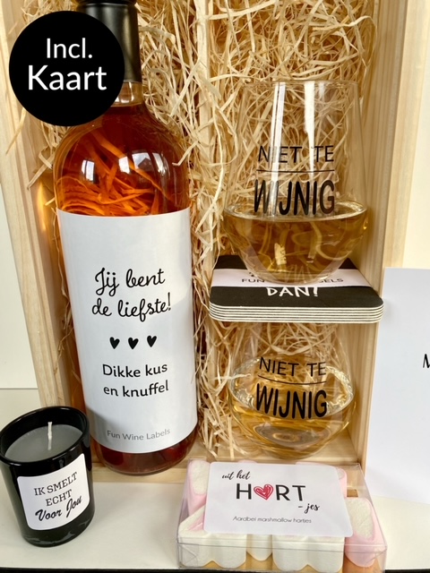 Valentijn wijn deluxe pakket met fles wijn, twee wijnglazen, viltjes, geurkaarsje, hart spekjes en kaart in een houten wijnkist