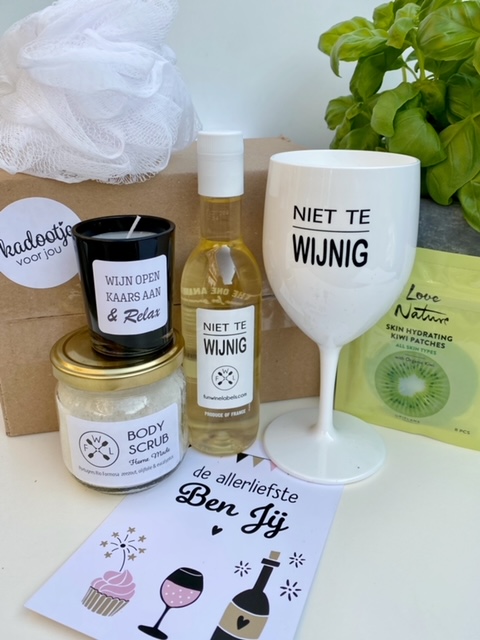 relax moederdag box, een box vol grappig en rustgevende cadeautjes