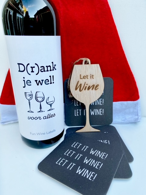 Grappig Wijnpakket Kerst met fles wijn, grappig wijnetiket, wijnglas kerstboom hanger en wijnviltjes met muts