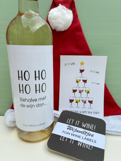 Kerst Wijnpakket bestaat uit een fles wijn met kerst wijnviltjes plus een kerstkaart en kerstmuts