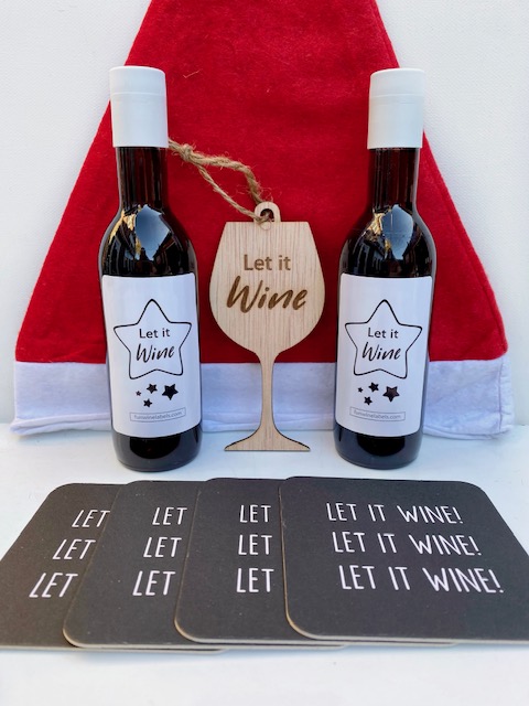 leukste kerst wijnbox met twee mini flesjes wijn, een kerstboom wijnglas hanger en wijnviltjes met muts