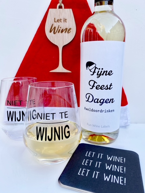 Wijn & Glazen Kerstpakket met twee grappige wijnglazen, wijnviltjes en houten kerstboom hanger met muts