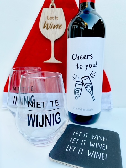 Wijn & Glazen Kerstpakket met twee grappige wijnglazen, wijnviltjes en houten kerstboom hanger met muts