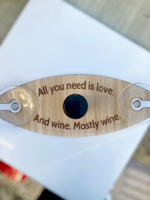 wijnglas houder met leuke wijn quote voor 2 glazen wijn