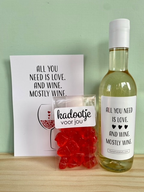 Kleine wijn attentie; bestaat uit een mini flesje wijn met een zakje Gluhwein gummies en een kaart