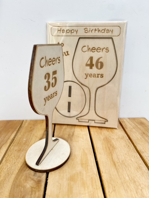 houten kaart birthday met leeftijd op een 'cut-out' wijnglas, origineel voor een verjaardag