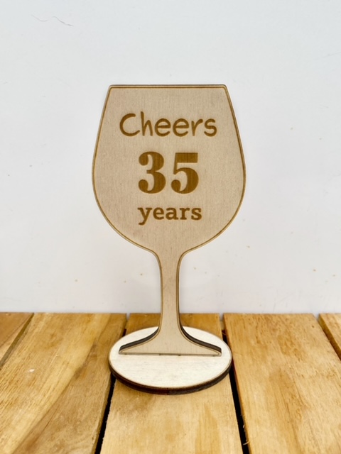 houten kaart birthday met leeftijd op een 'cut-out' wijnglas, origineel voor een verjaardag