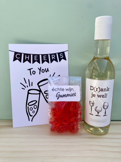 Kleine wijnattentie: mini flesje wijn met etiket drankjewel en zakje échte wijn gummies