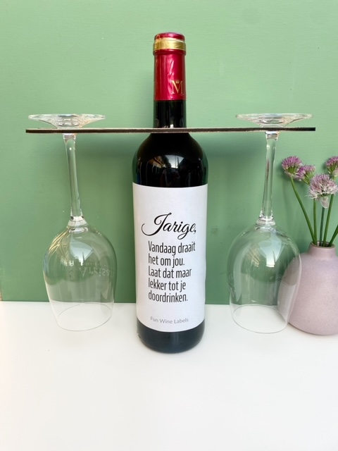 wijnglashouder jarige met leeftijd, is geschikt om twee wijnglazen aan een fles te hangen. gepersonaliseerd met de leeftijd van de jarige erop.