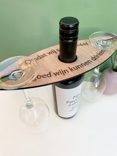 wijnglashouder samen drinken, is een perfect cadeau voor je goede vriend of vriendin. Om twee wijnglazen aan een fles wijn te hangen.