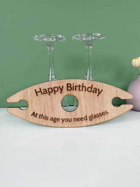 wijnglashouder birthday, om twee wijnglazen aan een fles wijn te hangen.