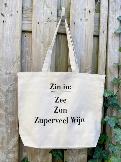 strandtas canvas met grappige tekst. Zin in: Zee Zon Zuperveel Wijn