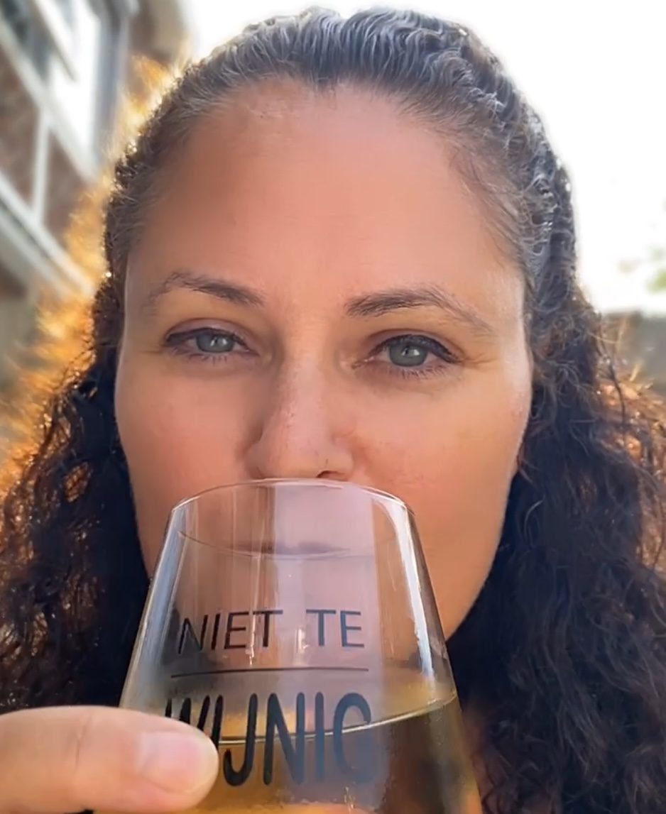 Lonneke Buijze Bazelmans aka Mama Drinkt Wijn