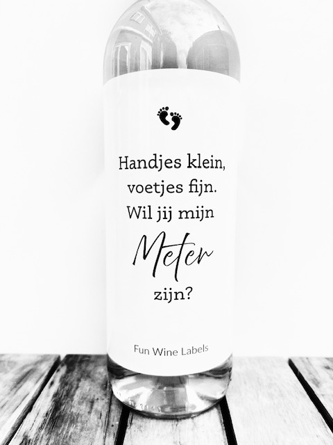 Met wijnetiket Meter op een wijnfles vraag je iemand op een originele manier om de meter te worden van je pasgeboren kind.