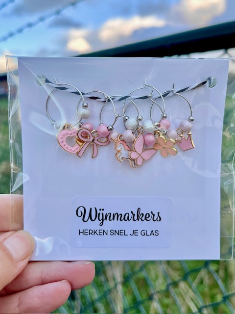 Wijnglas Markers Pink, met leuke roze bedels voor aan je wijnglas zodat je je eigen glas kunt herkennen op een party