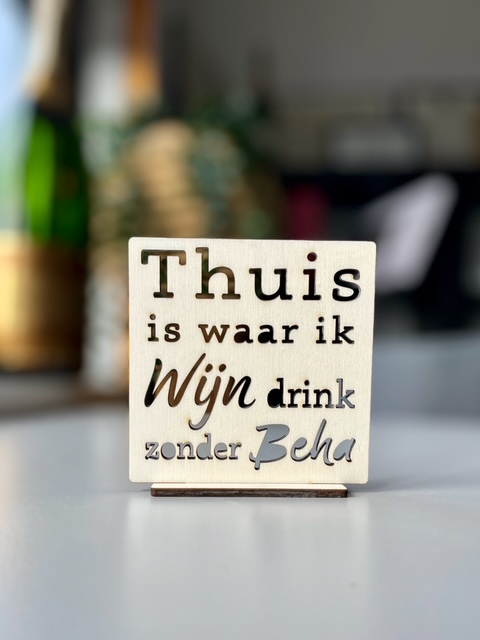 Houten 'tegeltje' Thuis is een duurzame, houten alternatief voor een keramiek tegeltje. Met uitgesneden 'cut-out' quote en inclusief houten standaard.