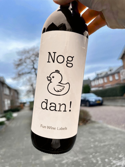 wijnetiket nog eendje dan , met een illustratie van een eendje erop
