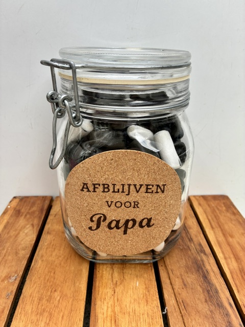 Plak sticker kurk - papa op een (voorraad of weck) pot gevuld met snoep voor een super origineel cadeau met een knipoog!