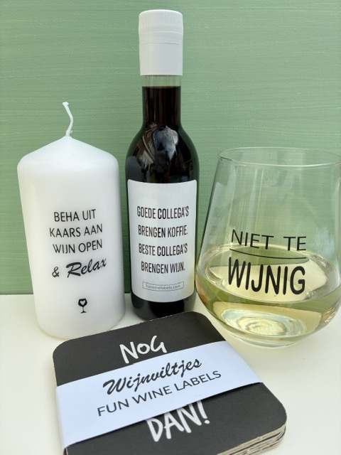 Dit Cadeaubox Collega is hét ideale cadeau voor wijnliefhebbers; met een mini flesje wijn, een 'niet te wijnig' wijnglas, kaars én wijnviltjes met quotes.
