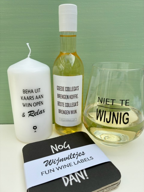 Dit Cadeaubox Collega is hét ideale cadeau voor wijnliefhebbers; met een mini flesje wijn, een 'niet te wijnig' wijnglas, kaars én wijnviltjes met quotes.