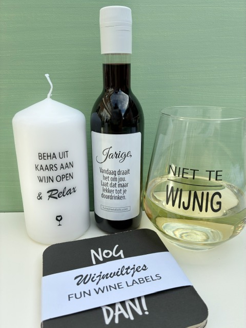 Dit Cadeaubox Jarig is hét ideale cadeau voor wijnliefhebbers; met een mini flesje wijn, een 'niet te wijnig' wijnglas, kaars én wijnviltjes met quotes.