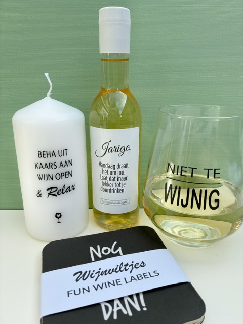 Dit Cadeaubox Jarig is hét ideale cadeau voor wijnliefhebbers; met een mini flesje wijn, een 'niet te wijnig' wijnglas, kaars én wijnviltjes met quotes.