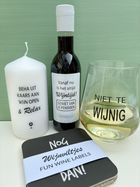 Dit Cadeaubox Pensioen is hét ideale cadeau voor wijnliefhebbers; met een mini flesje wijn, een 'niet te wijnig' wijnglas, kaars én wijnviltjes met quotes.