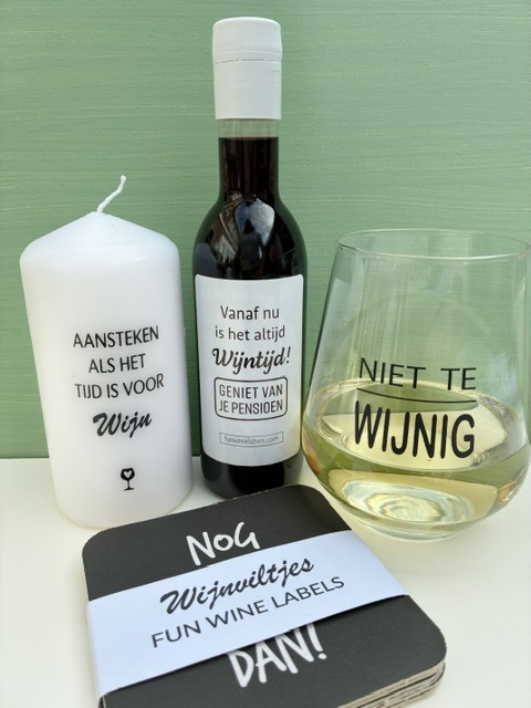 Dit Cadeaubox Pensioen is hét ideale cadeau voor wijnliefhebbers; met een mini flesje wijn, een 'niet te wijnig' wijnglas, kaars én wijnviltjes met quotes.