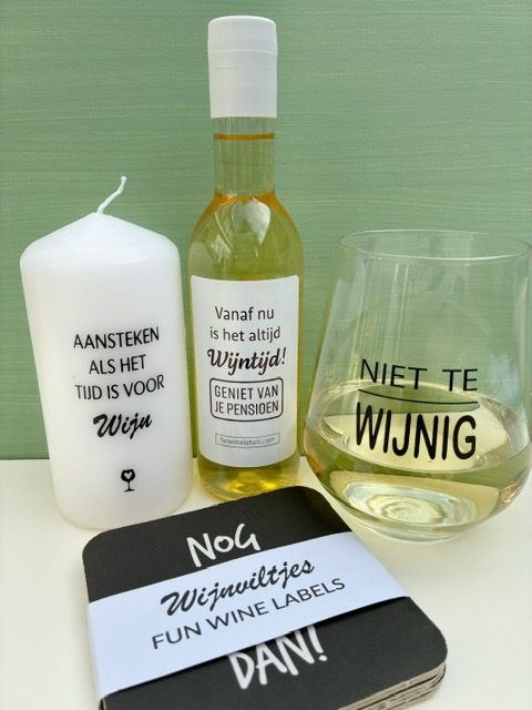 Dit Cadeaubox Pensioen is hét ideale cadeau voor wijnliefhebbers; met een mini flesje wijn, een 'niet te wijnig' wijnglas, kaars én wijnviltjes met quotes.