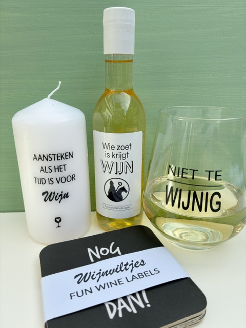 Dit Cadeaubox Sint is hét ideale cadeau voor wijnliefhebbers; met een mini flesje wijn, een 'niet te wijnig' wijnglas, kaars én wijnviltjes met quotes.