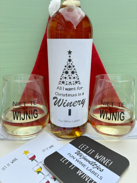 Kerst Wijn & Glazenpakket bestaat uit een fles wijn met 2 wijnglazen, kerst wijnviltjes plus een kerstkaart en kerstmuts