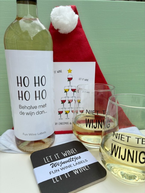 Kerst Wijn & Glazenpakket bestaat uit een fles wijn met 2 wijnglazen, kerst wijnviltjes plus een kerstkaart en kerstmuts