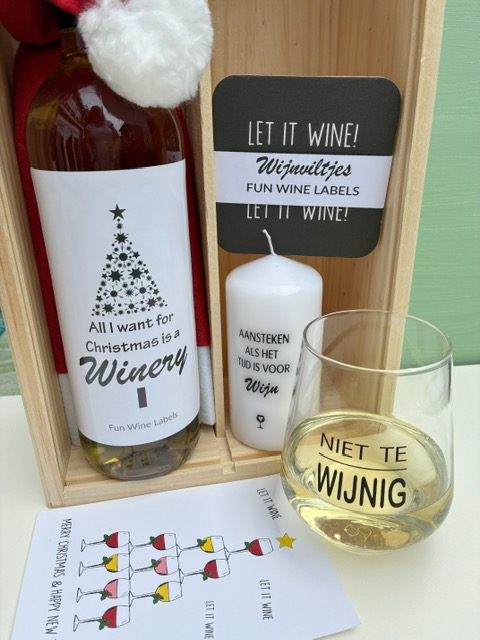 Kerst Wijnkist bestaat uit een fles wijn met een wijnglas, kaars- en kerst wijnviltjes met grappige wijnquote plus een kerstkaart en kerstmuts in een wijnkist.