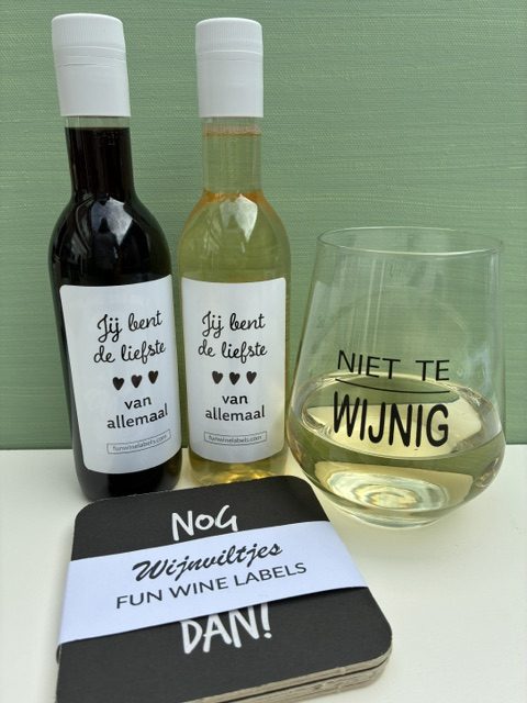 Dit Proost Cadeaubox is hét ideale cadeau voor wijnliefhebbers; met 2 x een mini flesje wijn, een 'niet te wijnig' wijnglas én wijnviltjes met quotes