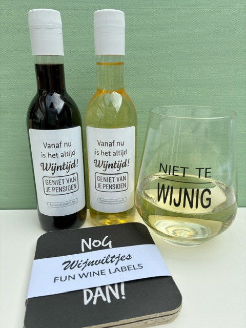 Dit Proost Cadeaubox is hét ideale cadeau voor wijnliefhebbers; met 2 x een mini flesje wijn, een 'niet te wijnig' wijnglas én wijnviltjes met quotes