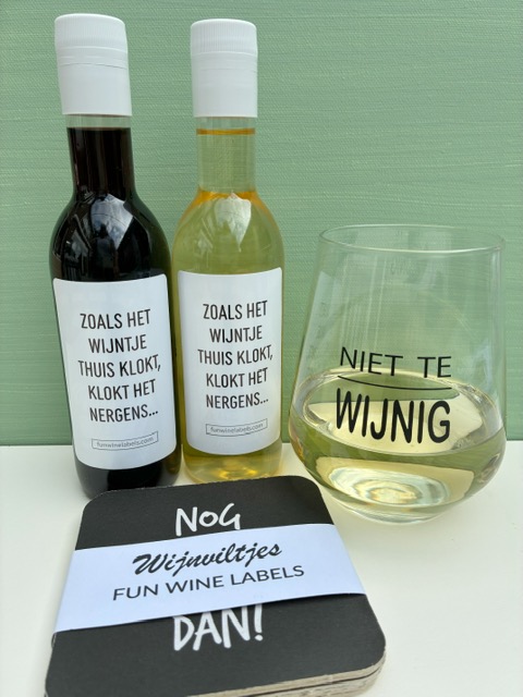 Dit Proost Cadeaubox is hét ideale cadeau voor wijnliefhebbers; met 2 x een mini flesje wijn, een 'niet te wijnig' wijnglas én wijnviltjes met quotes