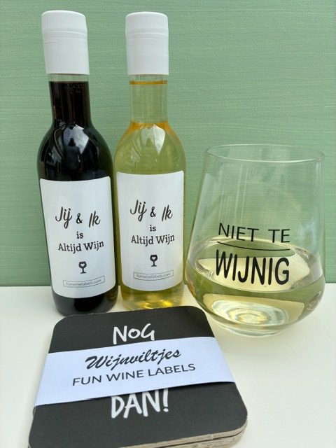 Dit Proost Cadeaubox is hét ideale cadeau voor wijnliefhebbers; met 2 x een mini flesje wijn, een 'niet te wijnig' wijnglas én wijnviltjes met quotes