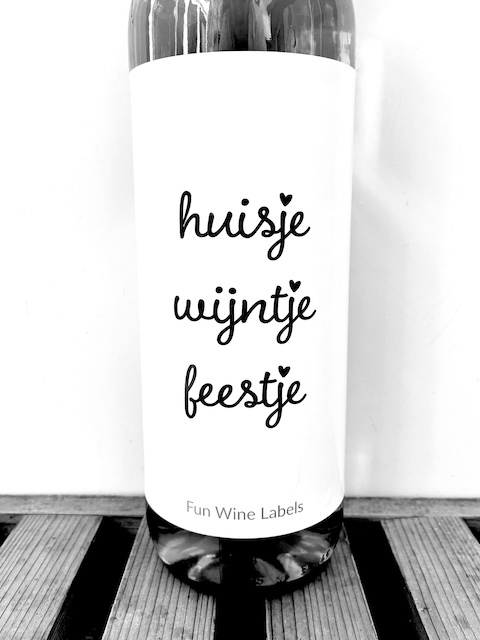 Wijnetiket 'Huisje Wijntje Feestje' maakt van elke fles wijn een origineel cadeau en je plakt het gemakkelijk over een bestaand wijnetiket heen. Het is een perfect cadeau voor een goede vriend(in) die net verhuisd is of als house warming gift.