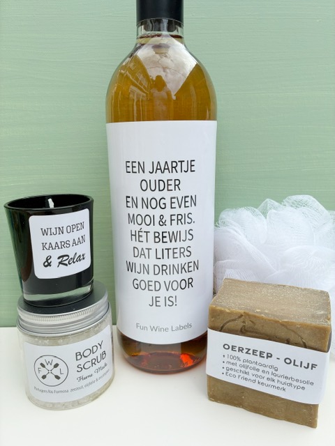Stuur eens een origineel cadeau op naar de jarige! Met relax pakket jarig waarin diverse verwen producten en een fles wijn met hilarisch wijnetiket